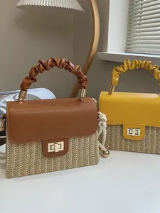 Stilvolle Box-Handtasche aus Strohgeflecht mit Falten-Griffen und goldenem Drehverschluss