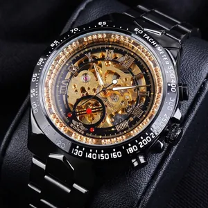 Detalle macro del movimiento esqueleto dorado en un reloj mecánico automático negro