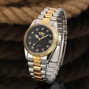 Vista dettagliata dell'orologio meccanico da uomo WINNER con cinturino bicolore e lunetta zigrinata