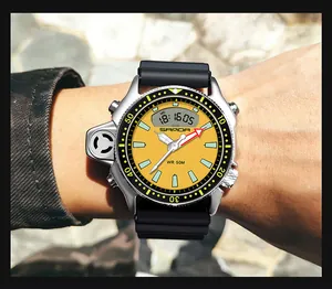 Vista macro dell'orologio sportivo Sanda impermeabile con quadrante giallo e doppio display