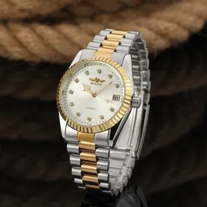 Primo piano dell'orologio automatico Winner con cinturino bicolore e lunetta zigrinata
