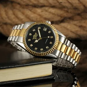 Primo piano dell'orologio automatico WINNER da uomo con cinturino bicolore oro e argento