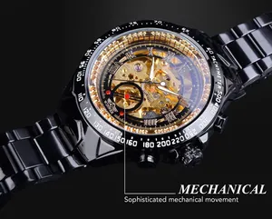 Vista detallada de un reloj mecánico automático con engranajes dorados y correa de acero negra.