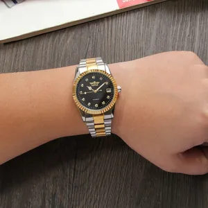 Primo piano dell'orologio automatico WINNER da uomo con cinturino bicolore