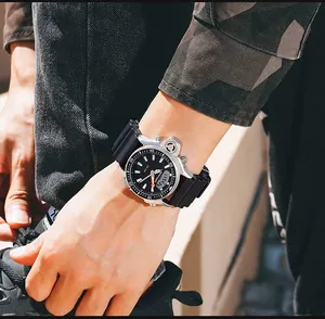Primo piano dell'orologio sportivo SANDA impermeabile con display elettronico al polso