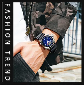 Primo piano di un orologio sportivo digitale multifunzione con quadrante blu e cinturino