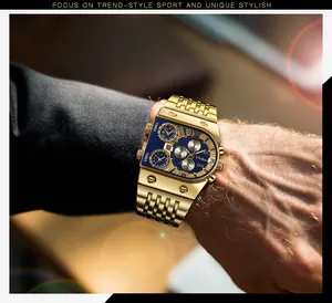 Vista detallada del reloj Oulm dorado con múltiples zonas horarias al brazo