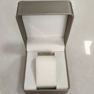 Elegante champagnegoldene Uhrenbox mit weichem cremefarbenem Samtkissen-Einsatz