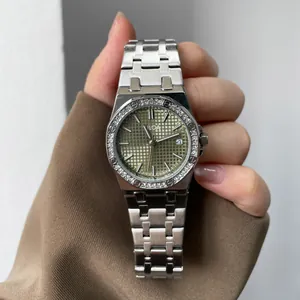 Detaillierte Makroansicht einer eleganten silbernen Damenuhr mit Strasslünette und grün