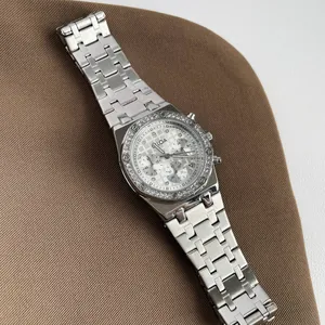 Detaillierte Nahaufnahme der CILOA Luxus Silber Chronographenuhr mit Diamantlünette