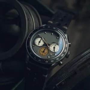 Gros plan détaillé de la montre chronographe de sport CILOA pour hommes avec tachymètre.