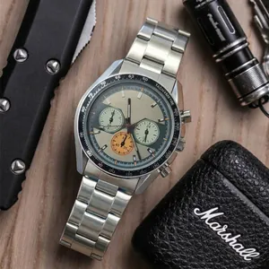 Gros plan d'une montre chronographe pour homme avec un bracelet en acier sur bois.