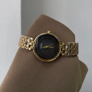 Gros plan d'une montre-bracelet vintage en or pour femme avec un cadran noir CILOA