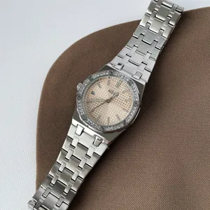 Detailansicht einer luxuriösen Damenuhr mit Silberarmband und funkelnder Diamantlünette.