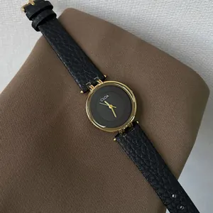Vue détaillée de la montre vintage CILOA pour femme avec boîtier doré et bracelet cuir