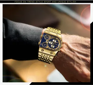Primer plano del reloj de hombre Oulm dorado con múltiples zonas horarias en la muñeca