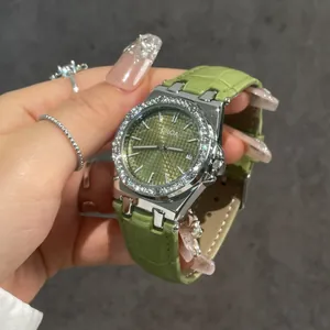 Elegante CILOA Damenuhr mit grünem Lederarmband und einer funkelnden Strass-Lünette