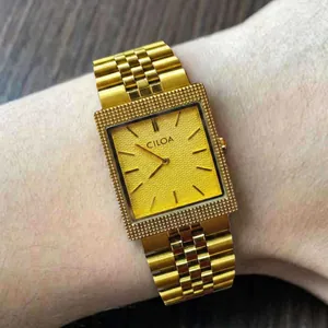 Vue détaillée d'une montre CILOA pour hommes en or avec cadran carré sur un poignet.