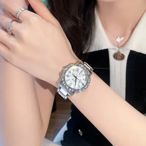 Montre de luxe NASIR pour femme en argent avec lunette en strass et design étanche