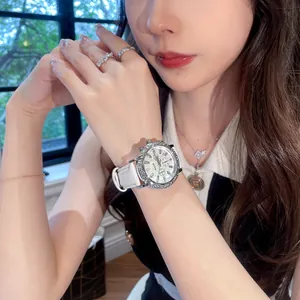 Montre à quartz NASIR pour femme élégante avec bracelet cuir blanc et lunette en cristal