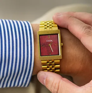 Montre pour homme CILOA vintage carrée dorée avec cadran rouge texturé au poignet