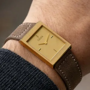 Montre de luxe rectangulaire vintage pour homme avec un bracelet en daim marron élégant