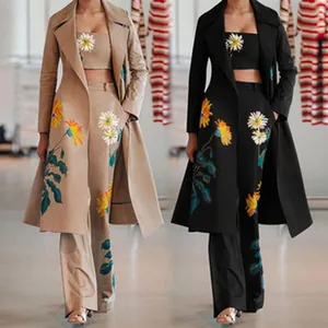 Elegante completo 3 pezzi floreale con cappotto lungo, top a fascia e pantaloni larghi