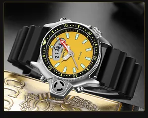 Primo piano dell'orologio sportivo SANDA con quadrante giallo e cinturino in silicone nero