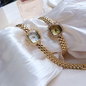 Elegante quadratische Quarzuhren für Damen mit goldener Gliederkette und Diamantlünette