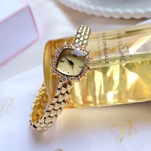 Elegante goldene quadratische Damen-Quarzuhr mit Ziersteinen und feinem Gliederkettenarmband