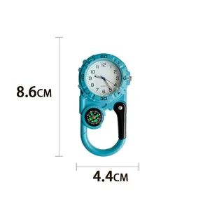 Vue détaillée de la montre mousqueton bleue avec boussole et dimensions 8,6 x 4,4 cm