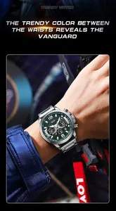 Primer plano de un reloj cronógrafo de cuarzo para hombre con esfera verde y correa de acero.