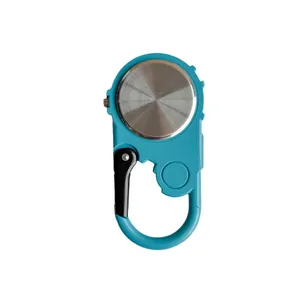 Vue arrière détaillée d'une montre mousqueton sarcelle avec fond en acier inox