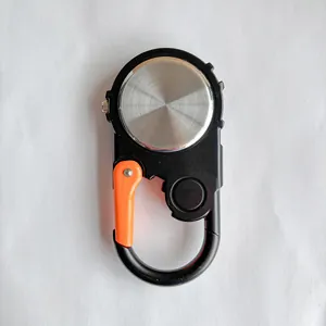 Vue arrière détaillée d'une montre mousqueton de sport robuste noire et orange