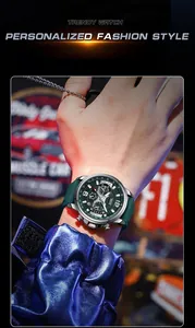 Vista detallada de un elegante reloj de cuarzo para hombre con correa de silicona verde