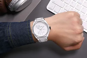 Primer plano de reloj de cuarzo para hombre estilo 2D con correa de silicona blanca