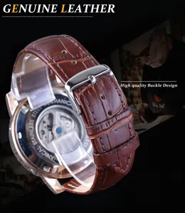 Gros plan du bracelet en cuir alligator marron et boucle argentée d'une montre automatique