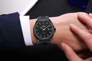 Primer plano detallado de un reloj de cuarzo negro para hombre con correa de silicona