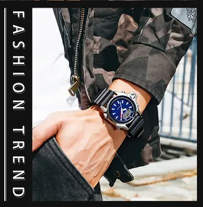 Primo piano di un grande orologio sportivo impermeabile multifunzione con quadrante blu