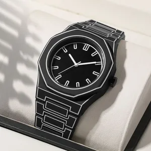 Detalle de un reloj de cuarzo negro minimalista con caja de diseño octogonal
