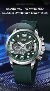 Detalle del reloj cronógrafo verde para hombre con superficie de vidrio mineral templado.