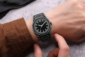 Detalle que muestra un reloj de silicona negra con patrones de líneas blancas en la muñeca