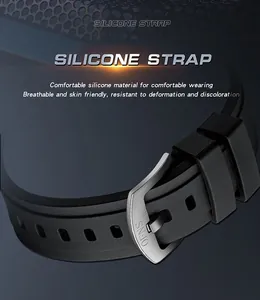 Primer plano de correa de silicona negra con hebilla de metal plateado y grabado.