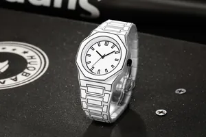 Reloj de hombre minimalista blanco estilo 2D con contornos negros audaces y octogonal