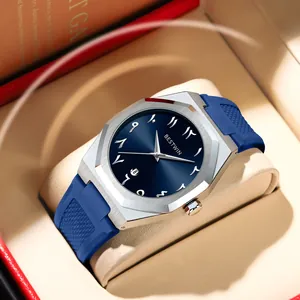 Primer plano del reloj de cuarzo BESTWIN para hombre con esfera azul y correa azul