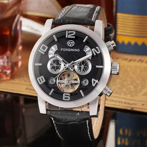 Vue détaillée du cadran de la montre mécanique automatique de luxe FORSINING pour hommes.