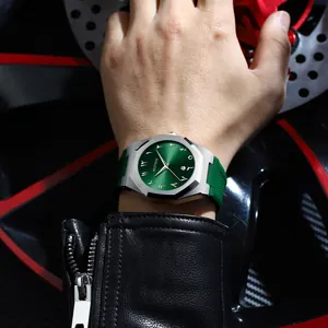 Primer plano del reloj de cuarzo BESTWIN para hombre con esfera verde y bisel plateado.