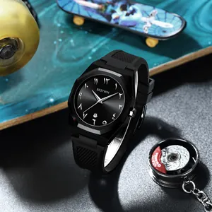 Primer plano de un reloj de cuarzo negro con números árabes y correa de silicona