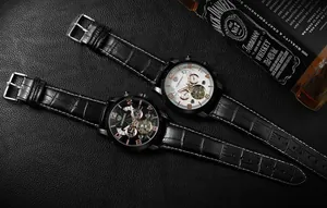 Vue détaillée de deux montres mécaniques automatiques FORSINING pour hommes en cuir