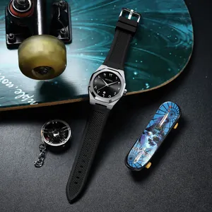 Primer plano de un reloj para hombre con esfera de números árabes y correa negra